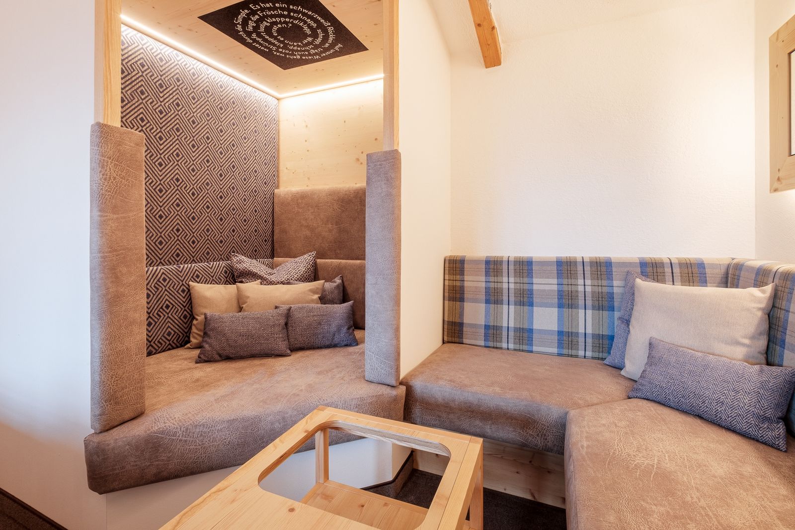 Kinderhotel Allgäuer Berghof – Wohnzimmer Familien-Suite Klapperstorch mit Blick auf die Allgäuer Alpen
