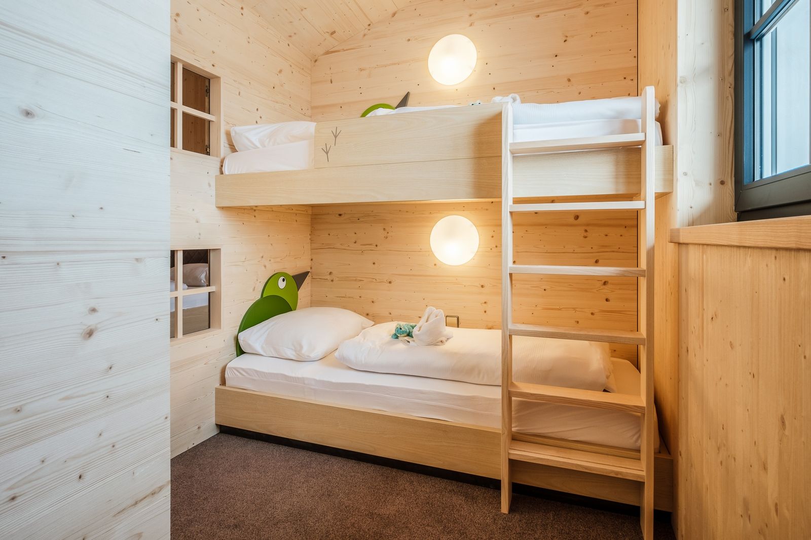 Kinderhotel Allgäuer Berghof – Kinderzimmer Familien-Suite Finkennest mit Blick auf die Allgäuer Alpen