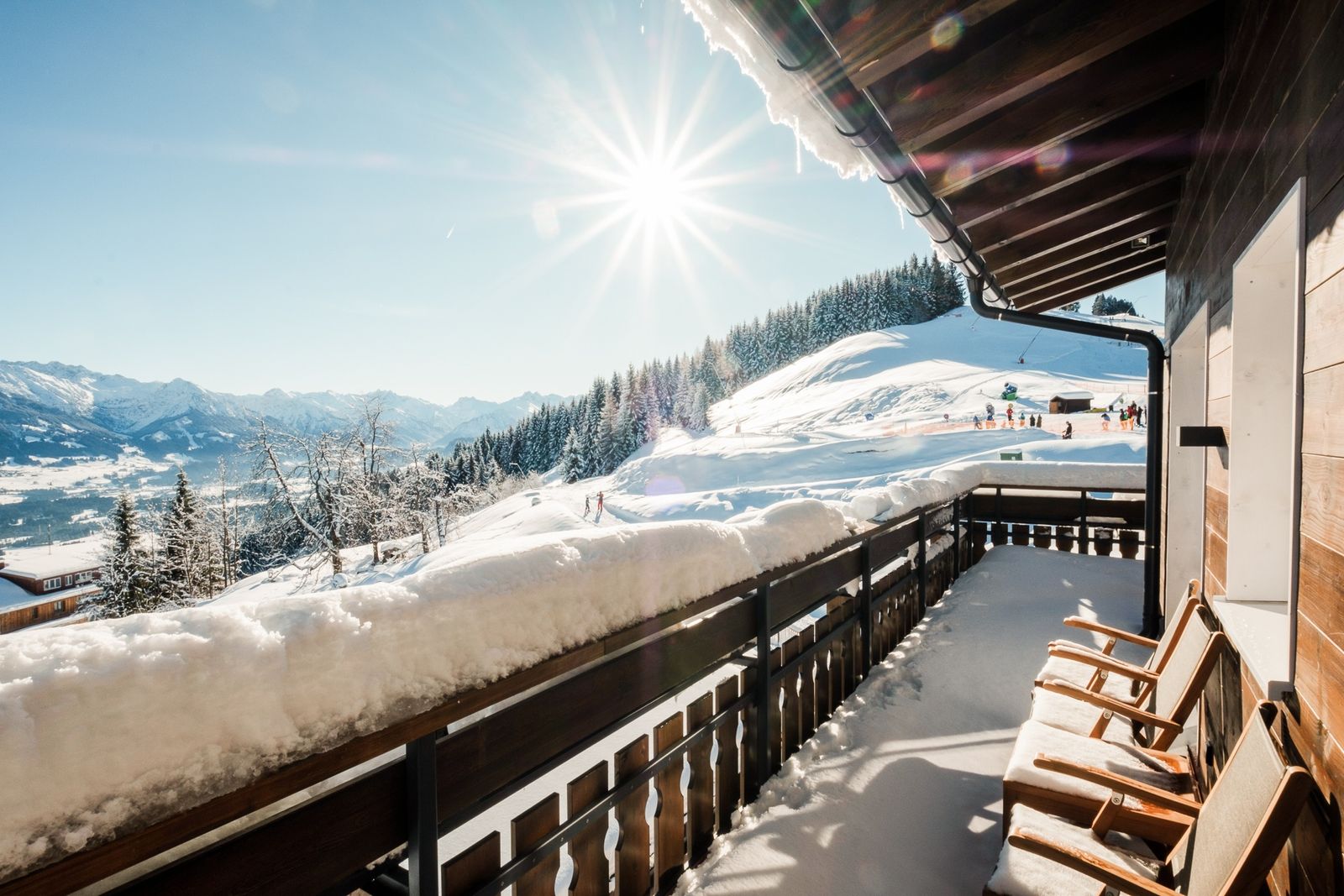 Kinderhotel Allgäuer Berghof – Balkon Familien-Suite Häschengrube XL mit Blick auf die Allgäuer Alpen