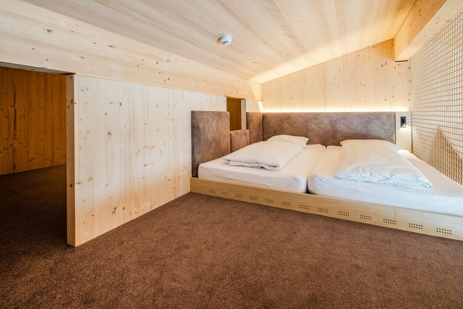 Kinderhotel Allgäuer Berghof – Schlafzimmer Familien-Suite Häschengrube XL mit Blick auf die Allgäuer Alpen