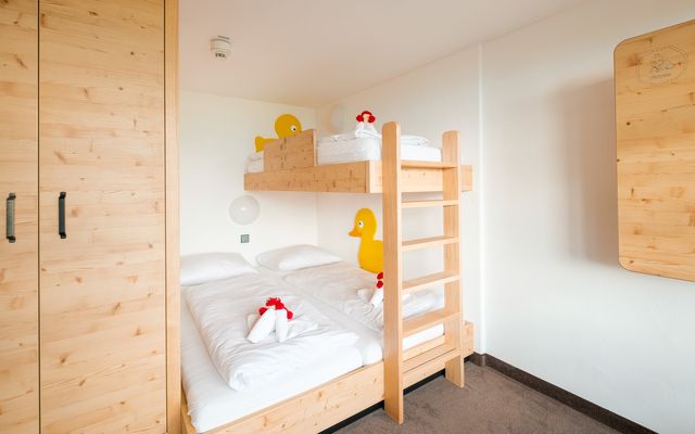Kinderhotel Allgäuer Berghof – Kinderzimmer der Familiensuite Entenflaum mit Blick auf die Allgäuer Alpen
