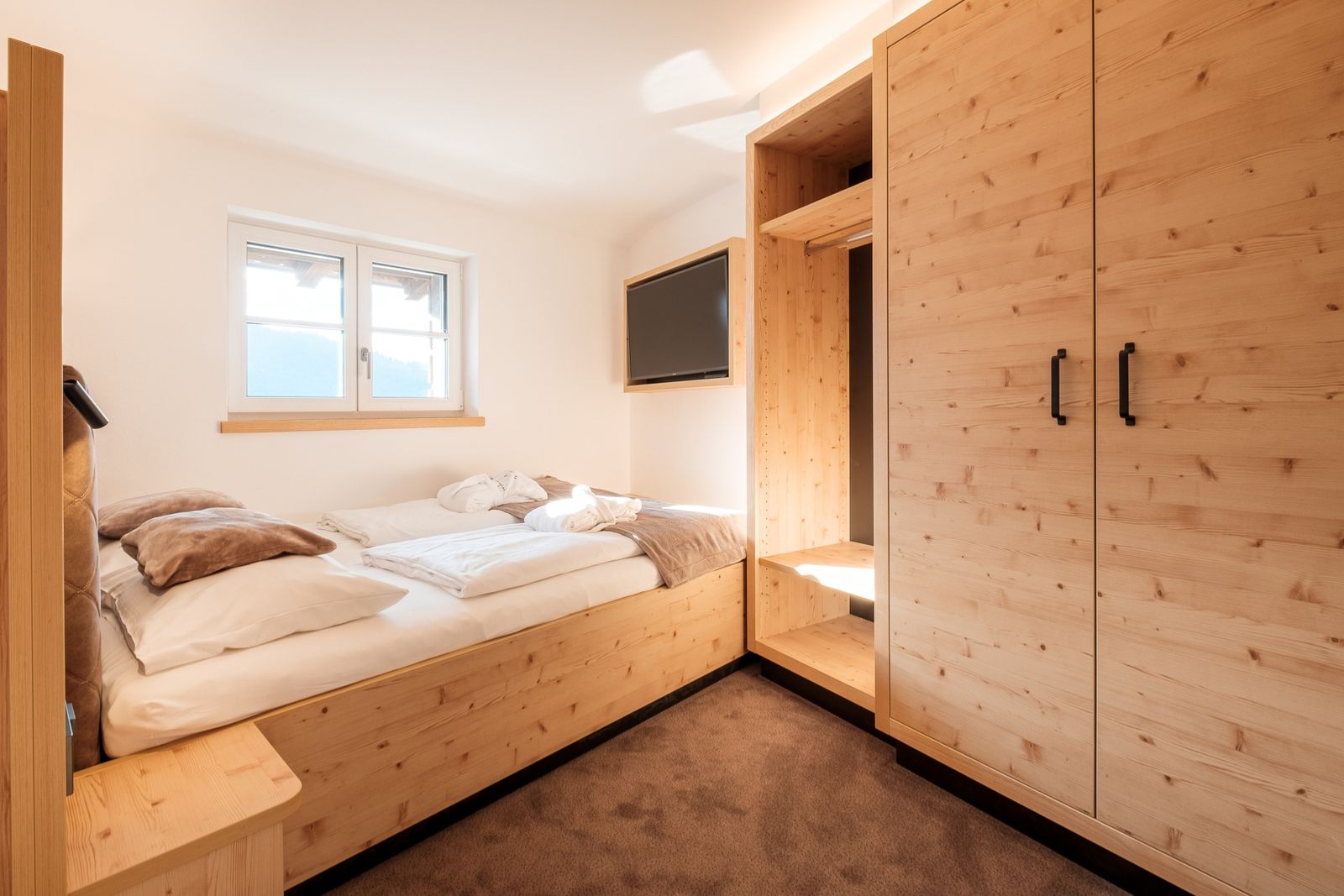 Kinderhotel Allgäuer Berghof – Schlafzimmer Familien-Suite Eselsohr mit Blick auf die Allgäuer Alpen