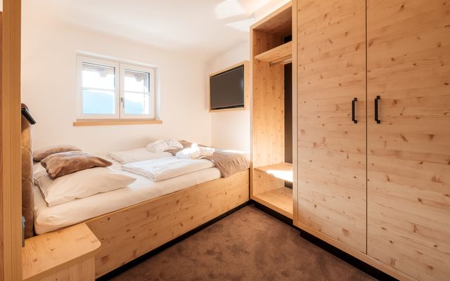 Kinderhotel Allgäuer Berghof – Schlafzimmer der Familiensuite Eselohr mit Blick auf die Allgäuer Alpen