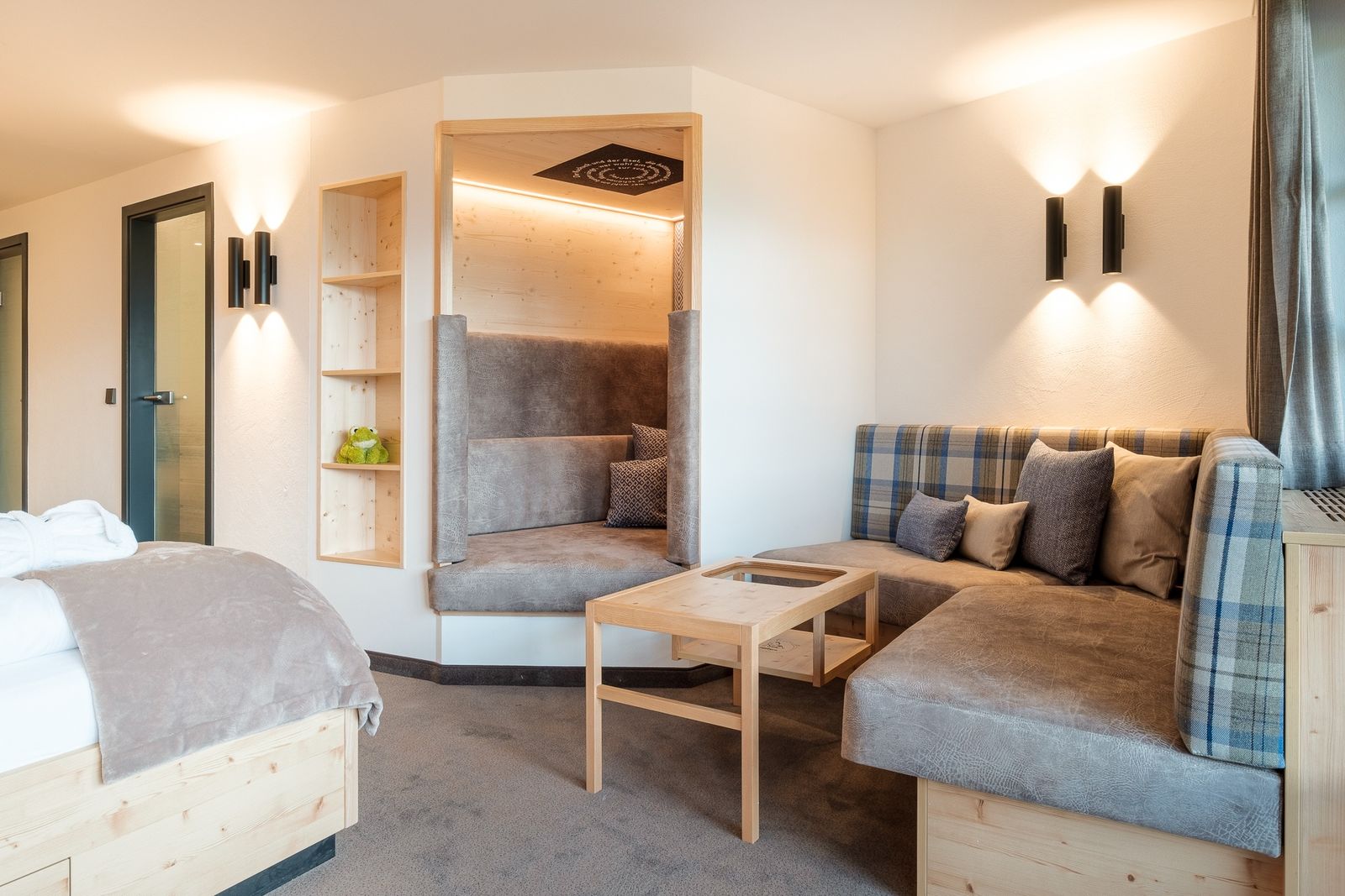 Kinderhotel Allgäuer Berghof – Wohnzimmer Familien-Suite Eselsohr mit Blick auf die Allgäuer Alpen