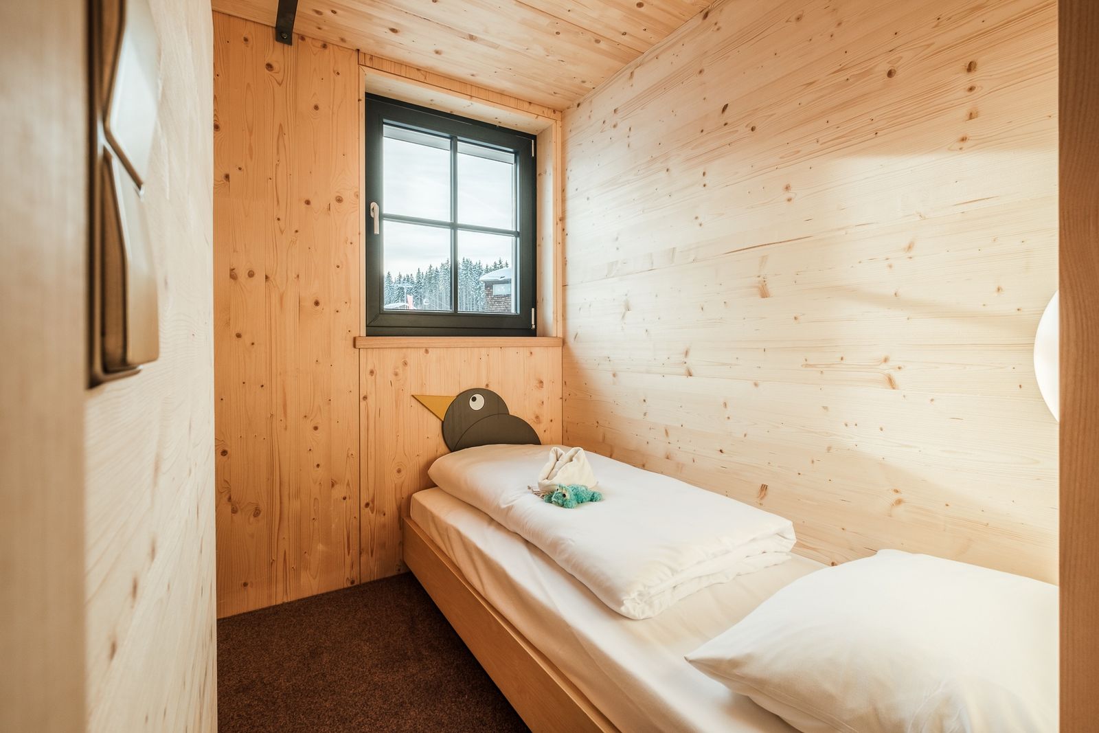 Kinderhotel Allgäuer Berghof – Kinderzimmer Familien-Suite Kuckuckssuite mit Blick auf die Allgäuer Alpen