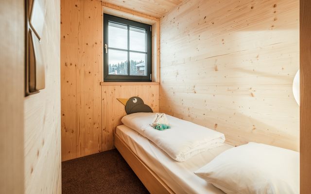 Kinderhotel Allgäuer Berghof – Kinderzimmer der Familiensuite Kuckuckssuite mit Blick auf die Allgäuer Alpen