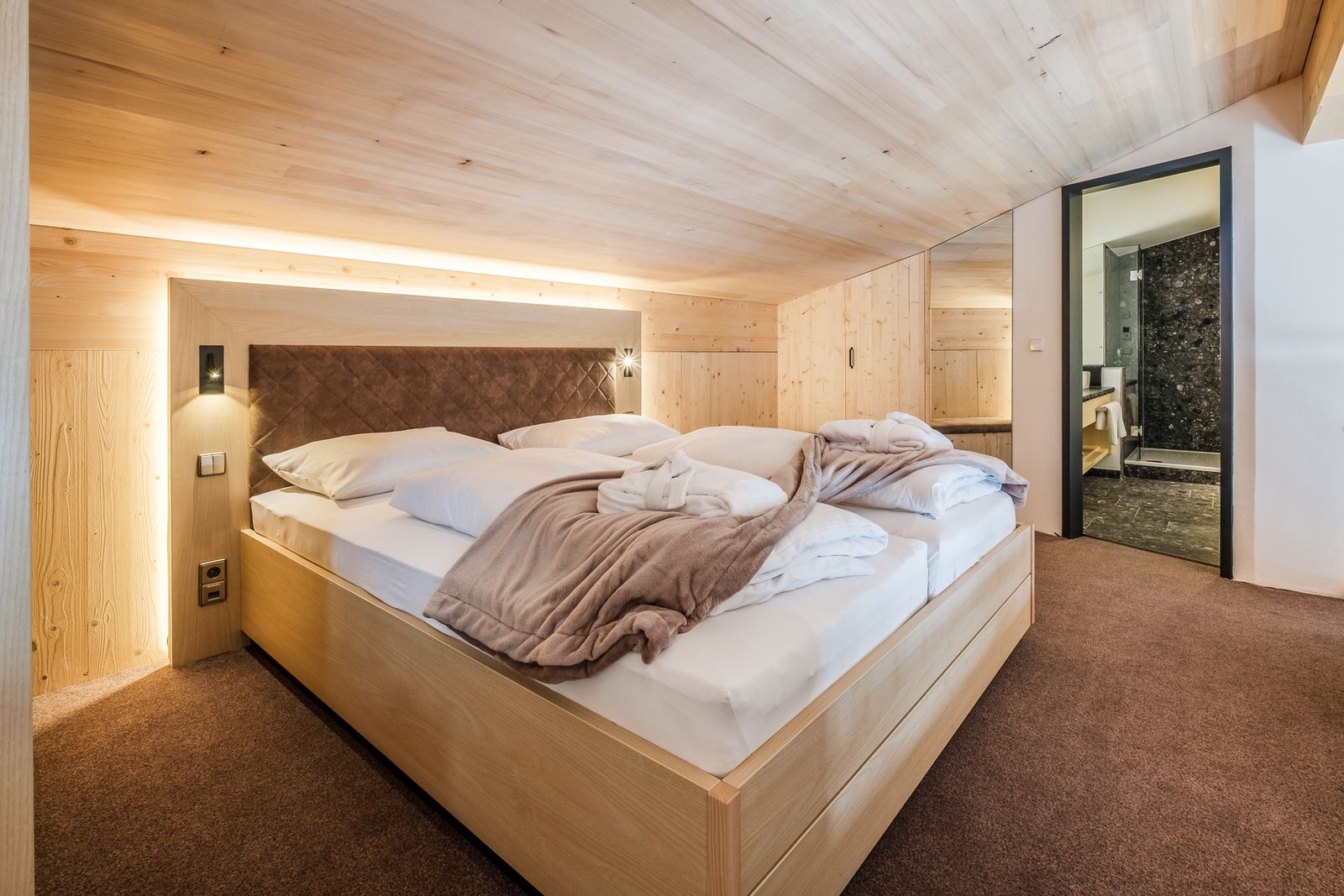 Kinderhotel Allgäuer Berghof – Schlafzimmer Familien-Suite Kuckuckssuite mit Blick auf die Allgäuer Alpen