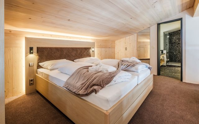 Kinderhotel Allgäuer Berghof – Schlafzimmer Familiensuite Kuckuckssuite mit Blick auf die Allgäuer Alpen