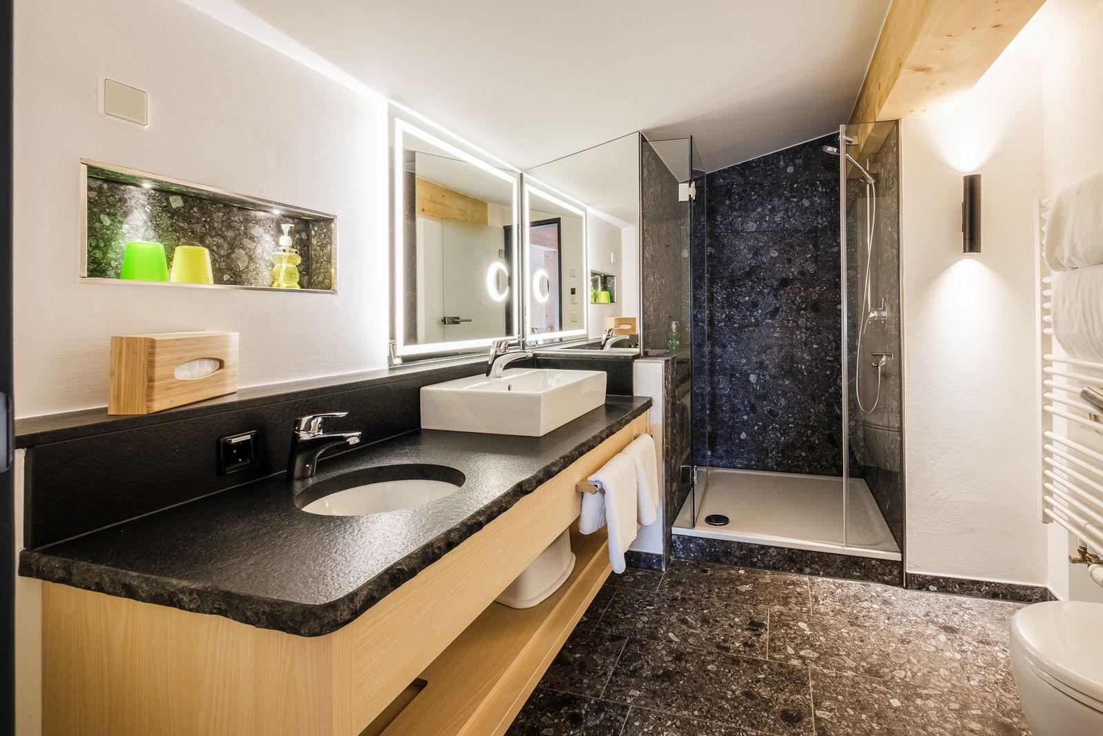 Kinderhotel Allgäuer Berghof – Badezimmer Familien-Suite Kuckuckssuite mit Blick auf die Allgäuer Alpen