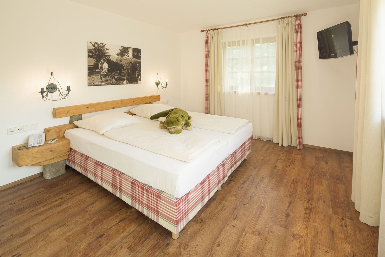 Kinderhotel Allgäuer Berghof – Schlafzimmer Bauernhof Chalet Steinbock mit Blick auf die Allgäuer Alpen