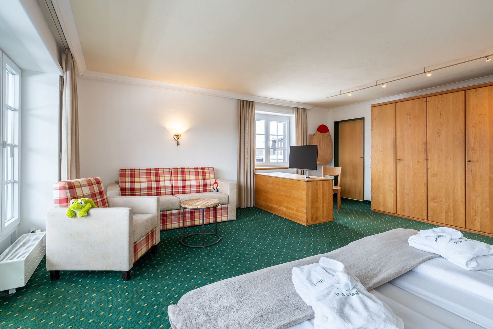 Kinderhotel Allgäuer Berghof – Wohnzimmer Familiensuite Grünten mit Blick auf die Allgäuer Alpen