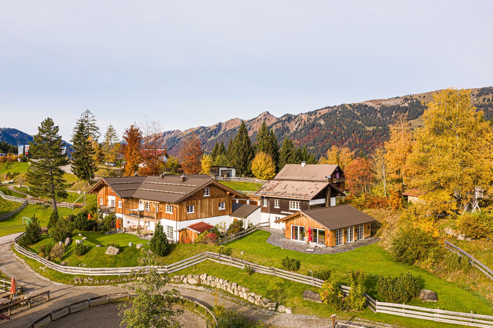 Ausenansicht Chalet-Bergdorf - Kinderhotel Allgäuer Berghof