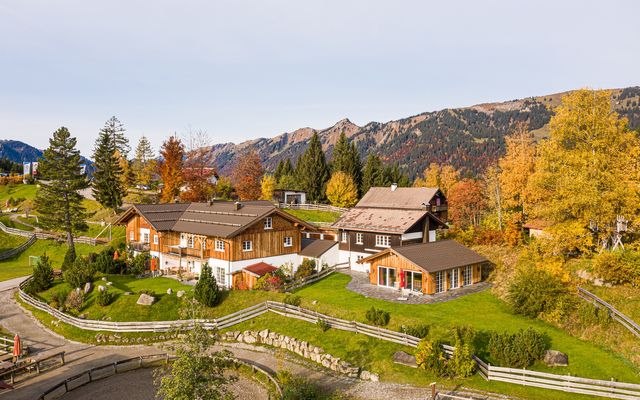 Kinderhotel Allgäuer Berghof – Außenansicht vom Bauernhof Chalet auf die Allgäuer Alpen