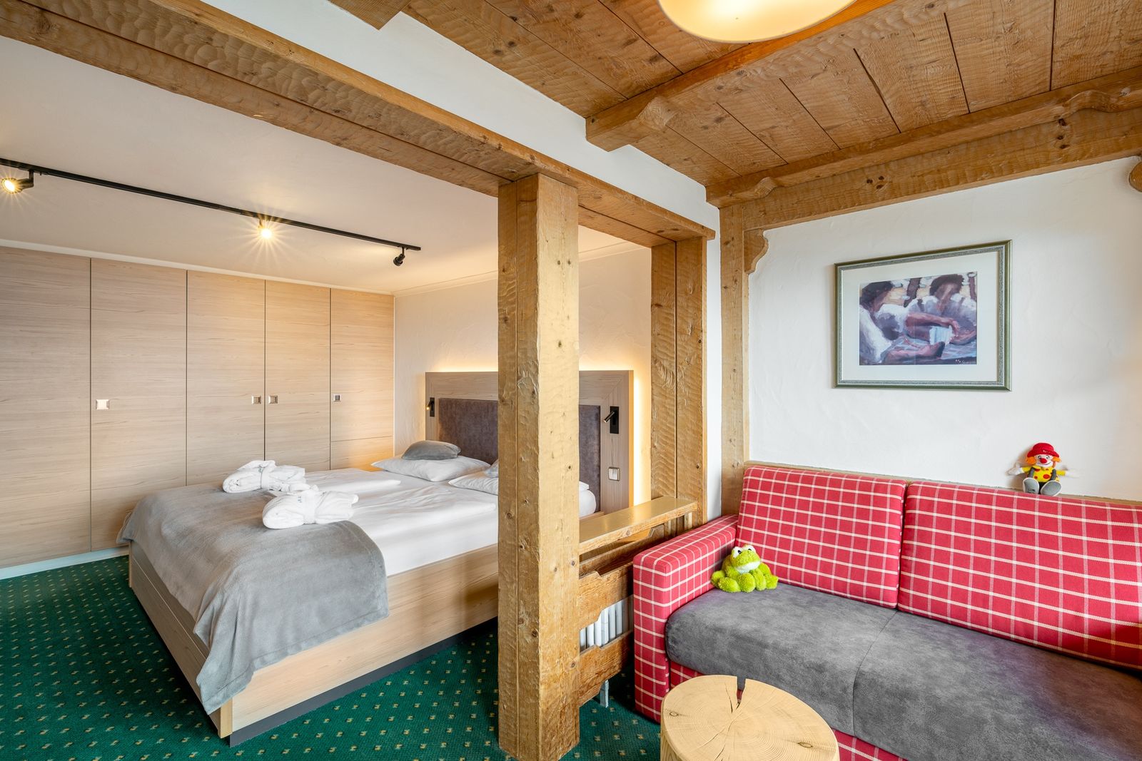 Kinderhotel Allgäuer Berghof – Wohnzimmer Familiensuite Rotspitz mit Blick auf die Allgäuer Alpen