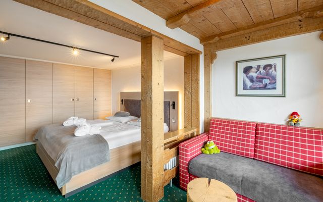 Kinderhotel Allgäuer Berghof – Wohnzimmer der Familiensuite Rotspitz mit Blick auf die Allgäuer Alpen