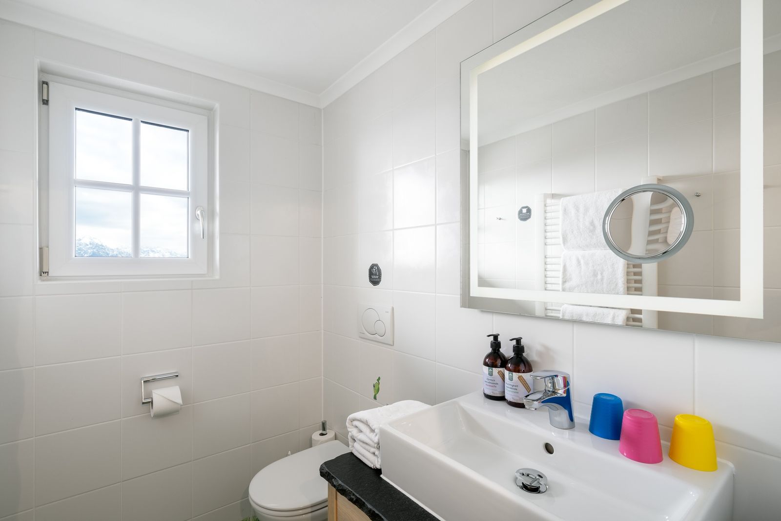 Kinderhotel Allgäuer Berghof – Badezimmer Familiensuite Rotspitz mit Blick auf die Allgäuer Alpen