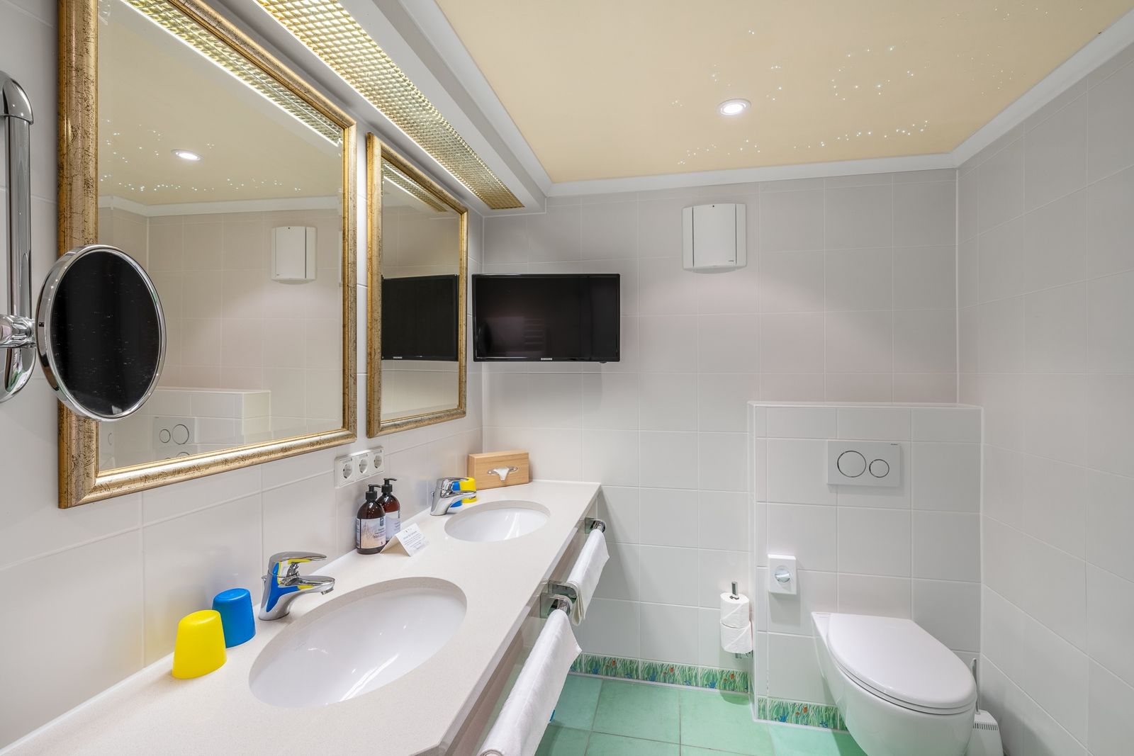 Kinderhotel Allgäuer Berghof – Badezimmer Familiensuite Hoefats mit Blick auf die Allgäuer Alpen