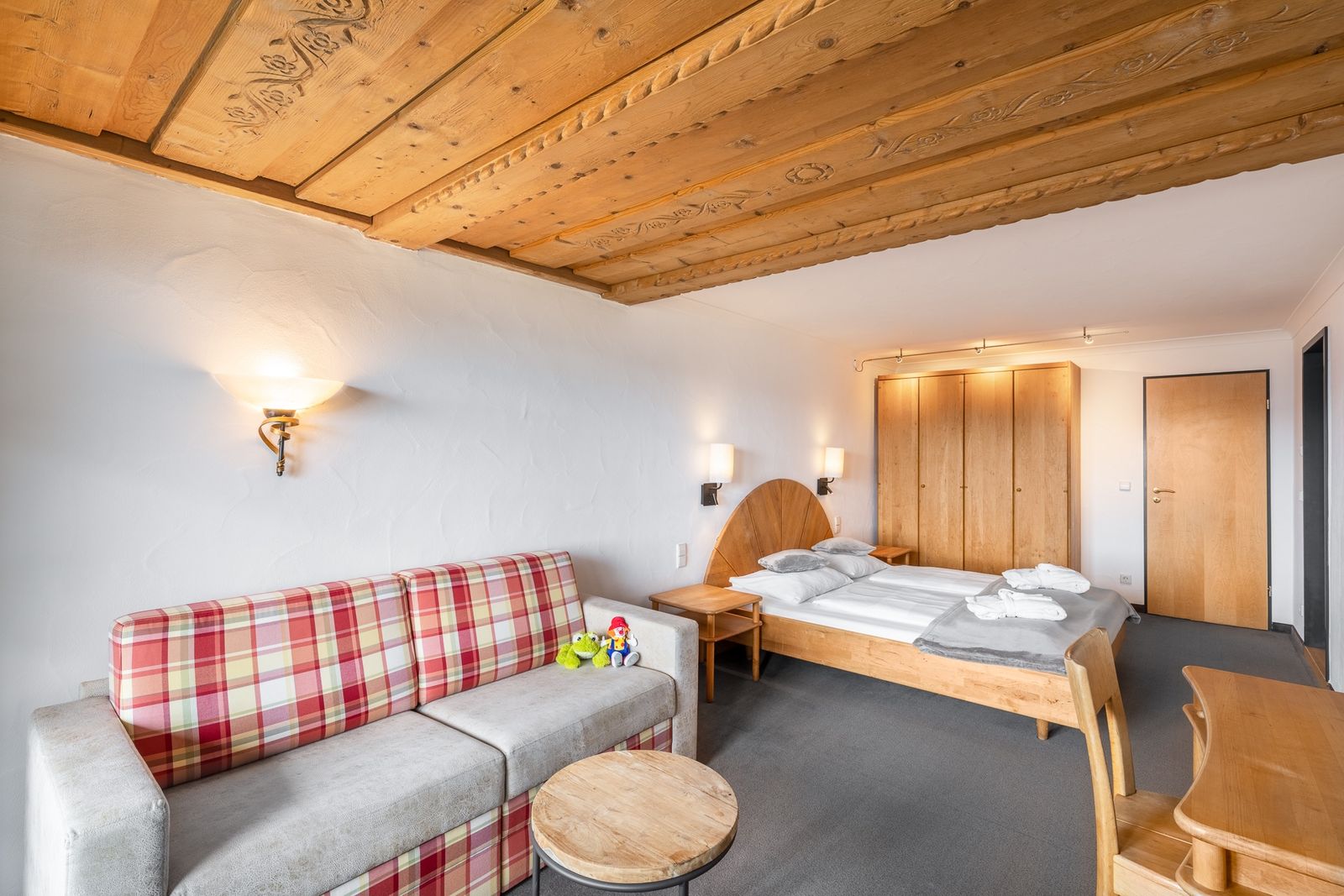 Kinderhotel Allgäuer Berghof – Wohnzimmer Familiensuite Hoefats mit Blick auf die Allgäuer Alpen