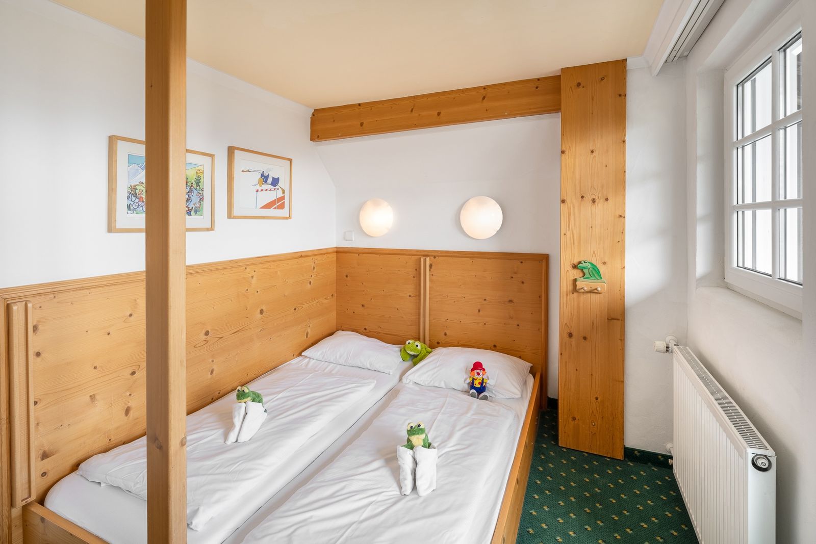 Kinderhotel Allgäuer Berghof – Kinderzimmer Familiensuite Sumsemann mit Blick auf die Allgäuer Alpen