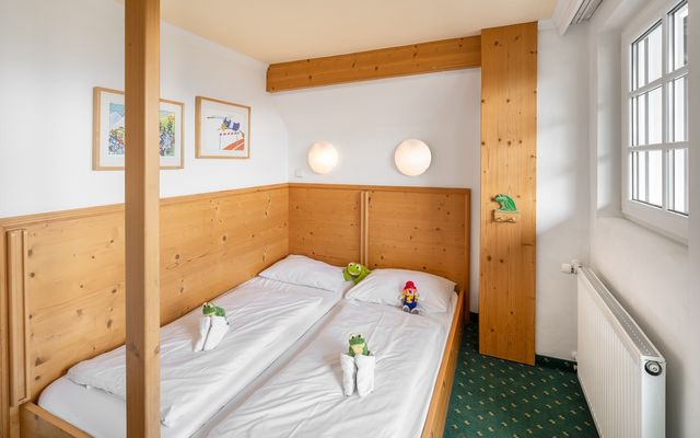 Kinderhotel Allgäuer Berghof – Kinderzimmer der Familiensuite Sumsemann mit Blick auf die Allgäuer Alpen
