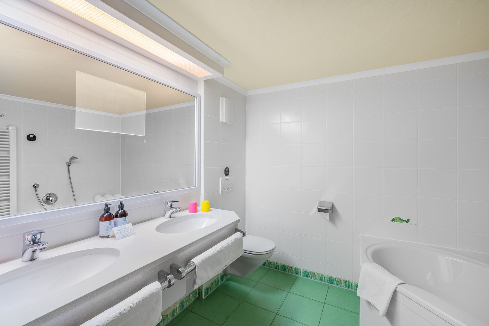 Kinderhotel Allgäuer Berghof – Badezimmer Familiensuite Fuchsbau mit Blick auf die Allgäuer Alpen