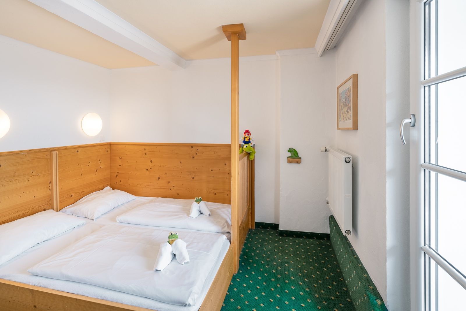 Kinderhotel Allgäuer Berghof – Kinderzimmer Familiensuite Fuchsbau mit Blick auf die Allgäuer Alpen
