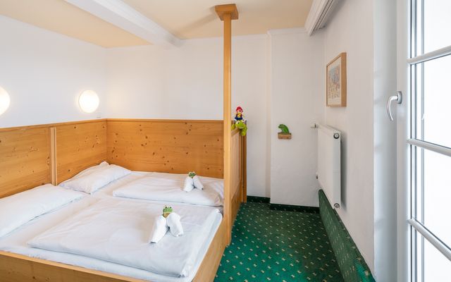 Kinderhotel Allgäuer Berghof – Kinderzimmer der Familiensuite Fuchsbau mit Blick auf die Allgäuer Alpen