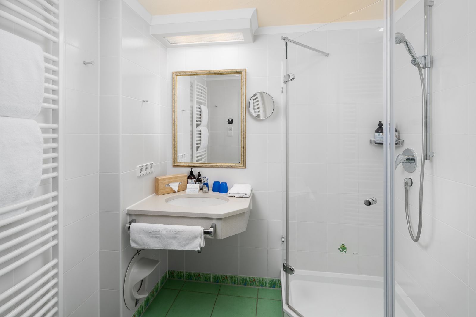 Kinderhotel Allgäuer Berghof – Badezimmer Familiensuite Siplinger mit Blick auf die Allgäuer Alpen