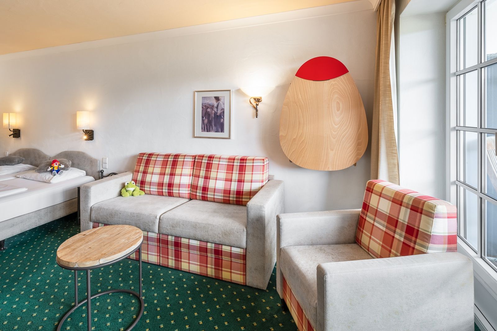 Kinderhotel Allgäuer Berghof – Wohnzimmer Familiensuite Siplinger mit Blick auf die Allgäuer Alpen