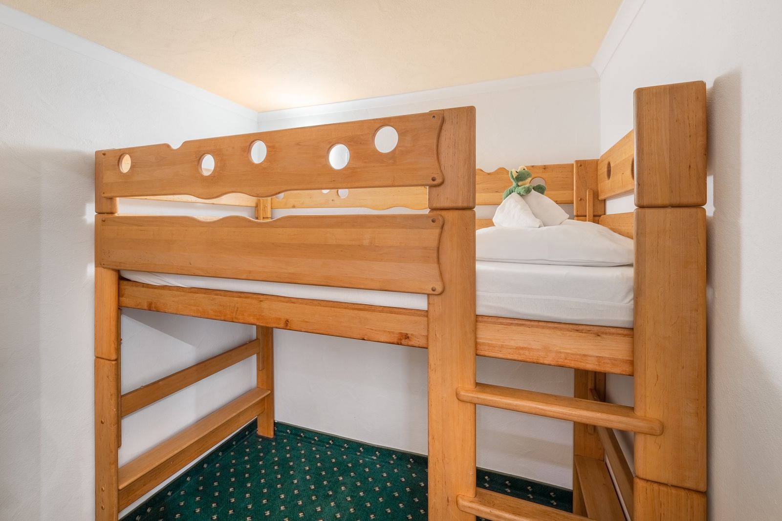 Kinderhotel Allgäuer Berghof – Kinderzimmer Familiensuite Teddybär mit Blick auf die Allgäuer Alpen