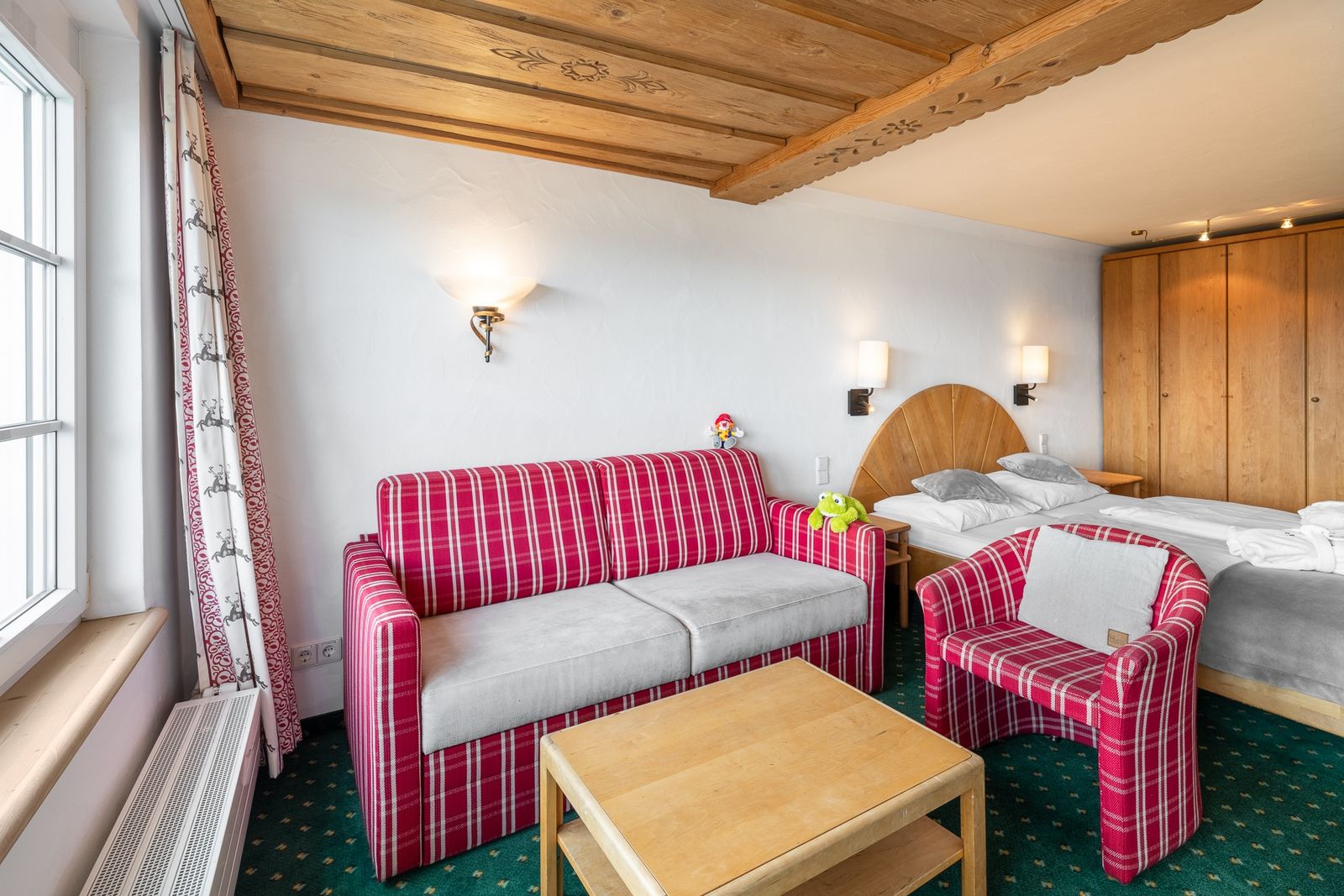 Kinderhotel Allgäuer Berghof – Wohnzimmer Familiensuite Teddybär mit Blick auf die Allgäuer Alpen