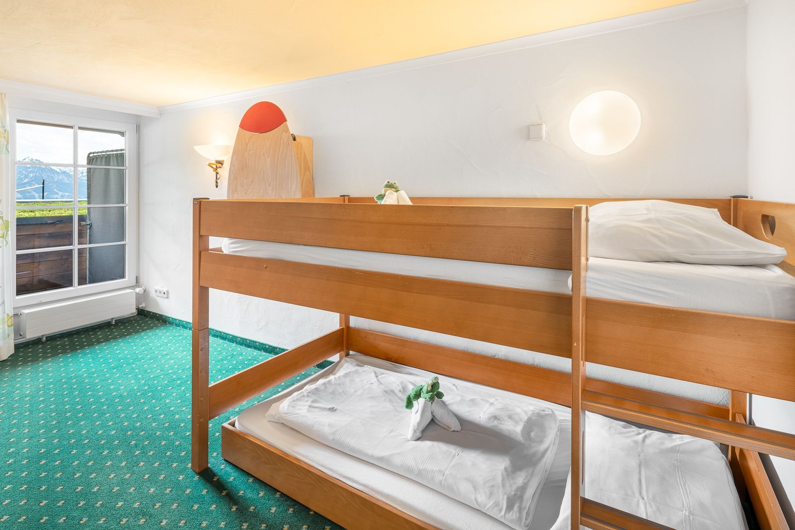 Kinderhotel Allgäuer Berghof – Kinderzimmer Familiensuite Vogerlnest mit Blick auf die Allgäuer Alpen