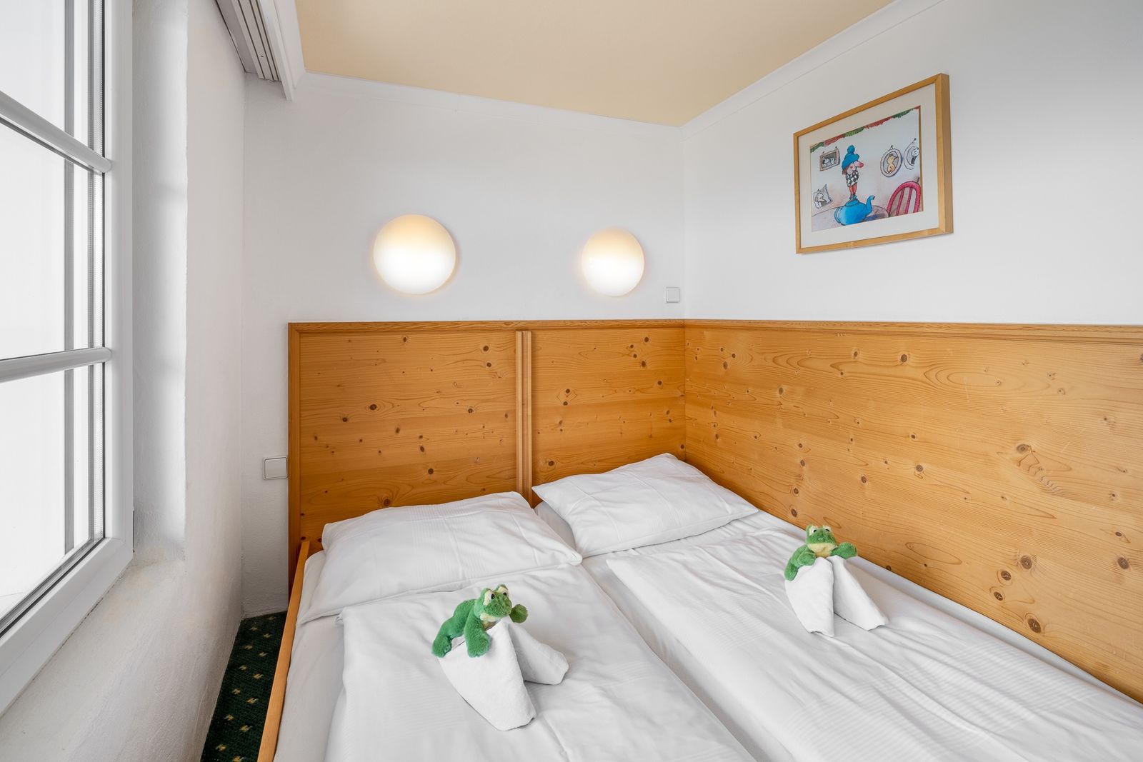 Kinderhotel Allgäuer Berghof – Kinderzimmer Familiensuite Gockelhahn mit Blick auf die Allgäuer Alpen
