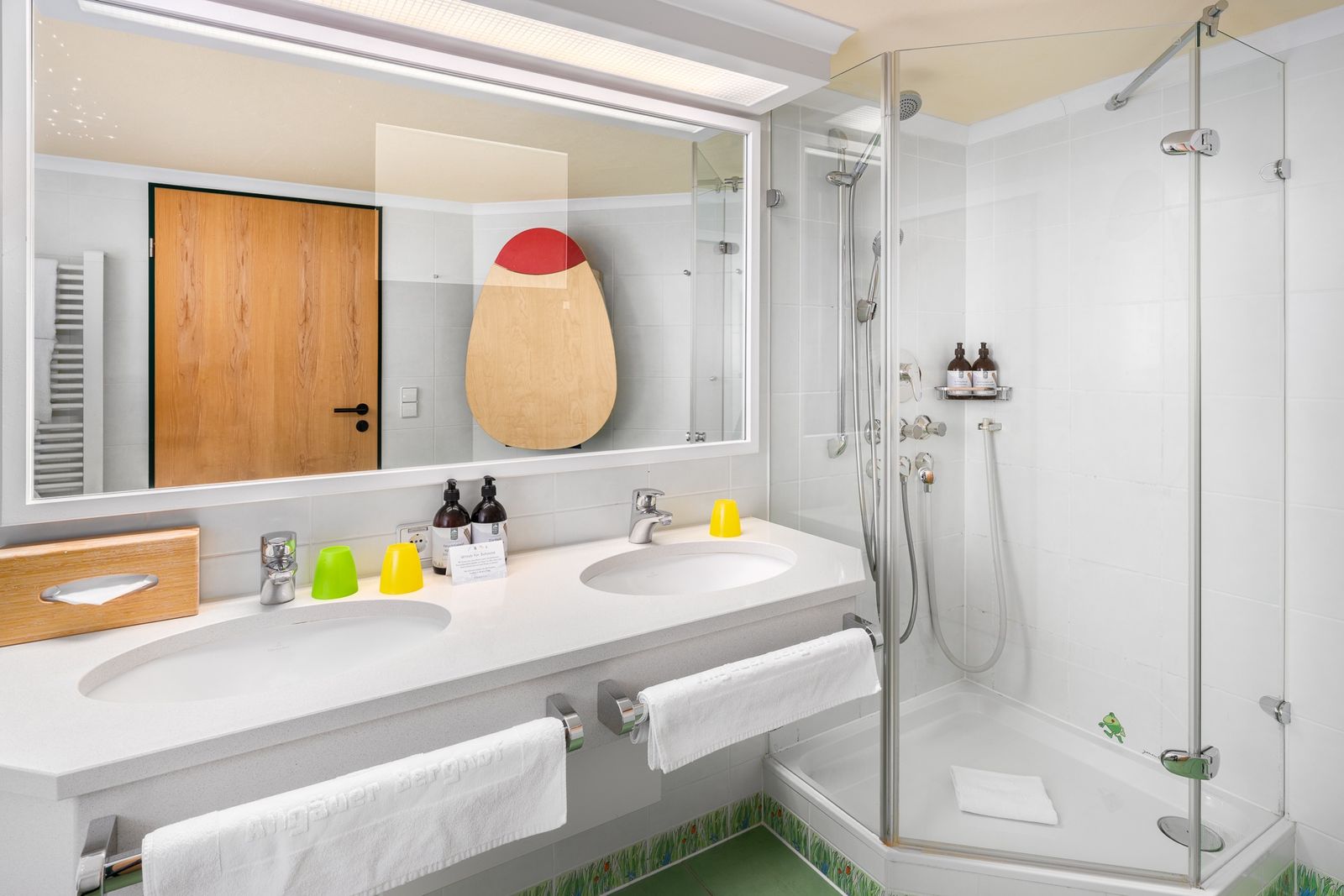 Kinderhotel Allgäuer Berghof – Badezimmer Familiensuite Gockelhahn mit Blick auf die Allgäuer Alpen
