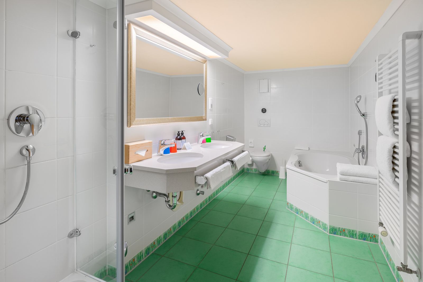 Kinderhotel Allgäuer Berghof – Badezimmer Familiensuite Adebar mit Blick auf die Allgäuer Alpen