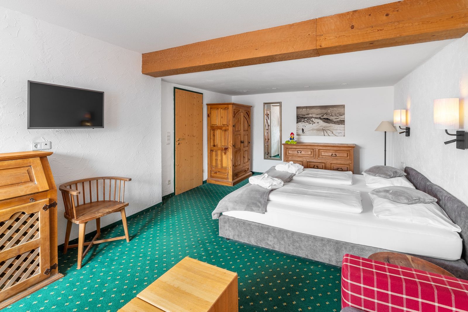 Kinderhotel Allgäuer Berghof – Wohnzimmer Familiensuite Eichhörnchen mit Blick auf die Allgäuer Alpen