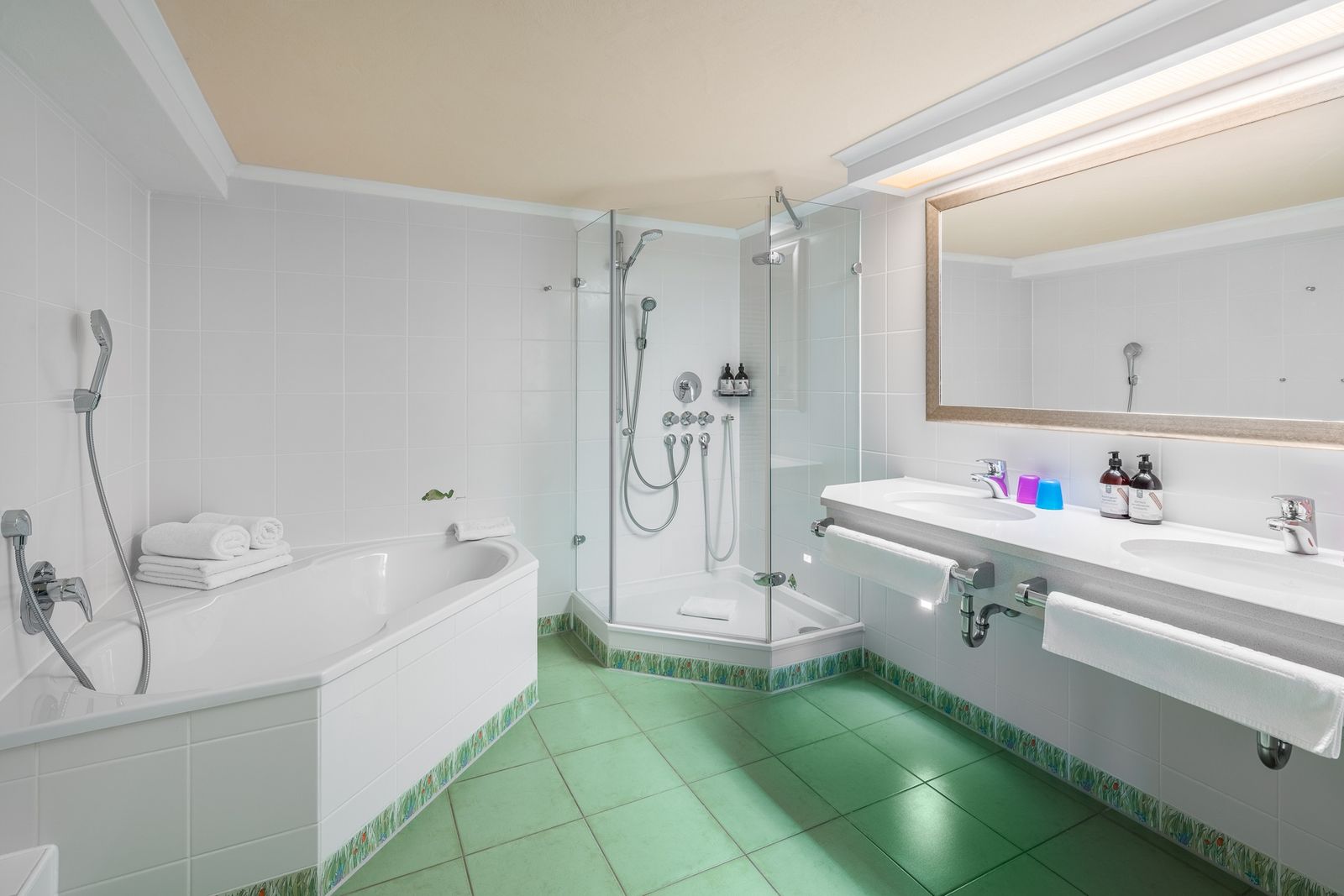 Kinderhotel Allgäuer Berghof – Badezimmer Familiensuite Fohlenweide mit Blick auf die Allgäuer Alpen