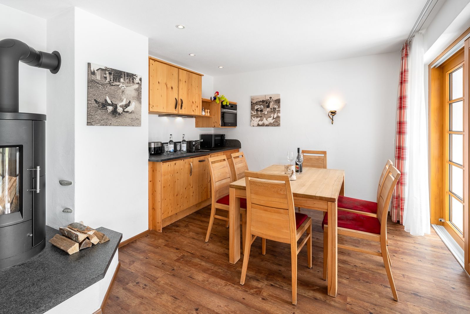 Kinderhotel Allgäuer Berghof – Wohnzimmer Familiensuite Chalet-Wohnung Steinbock mit Blick auf die Allgäuer Alpen