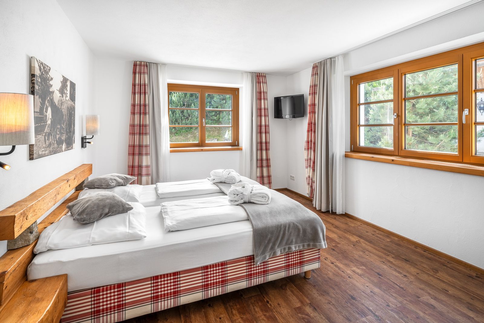 Kinderhotel Allgäuer Berghof – Schlafzimmer Familiensuite Chalet-Wohnung Steinbock mit Blick auf die Allgäuer Alpen