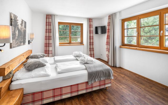 Kinderhotel Allgäuer Berghof – Schlafzimmer im Bauernhof Chalet-Steinbock mit Terrasse auf die Allgäuer Alpen