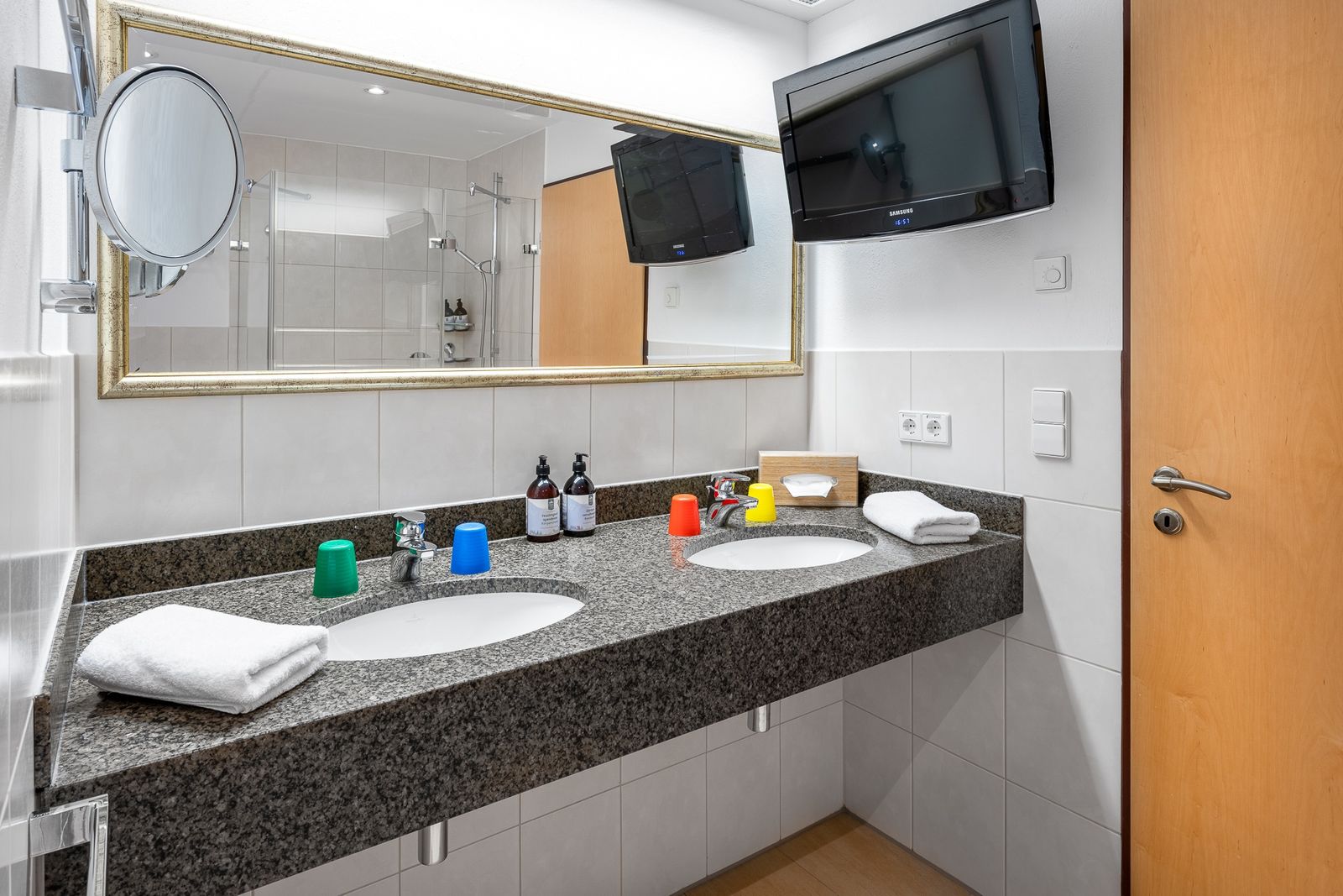 Kinderhotel Allgäuer Berghof – Badezimmer Familiensuite Chalet-Wohnung Steinbock mit Blick auf die Allgäuer Alpen