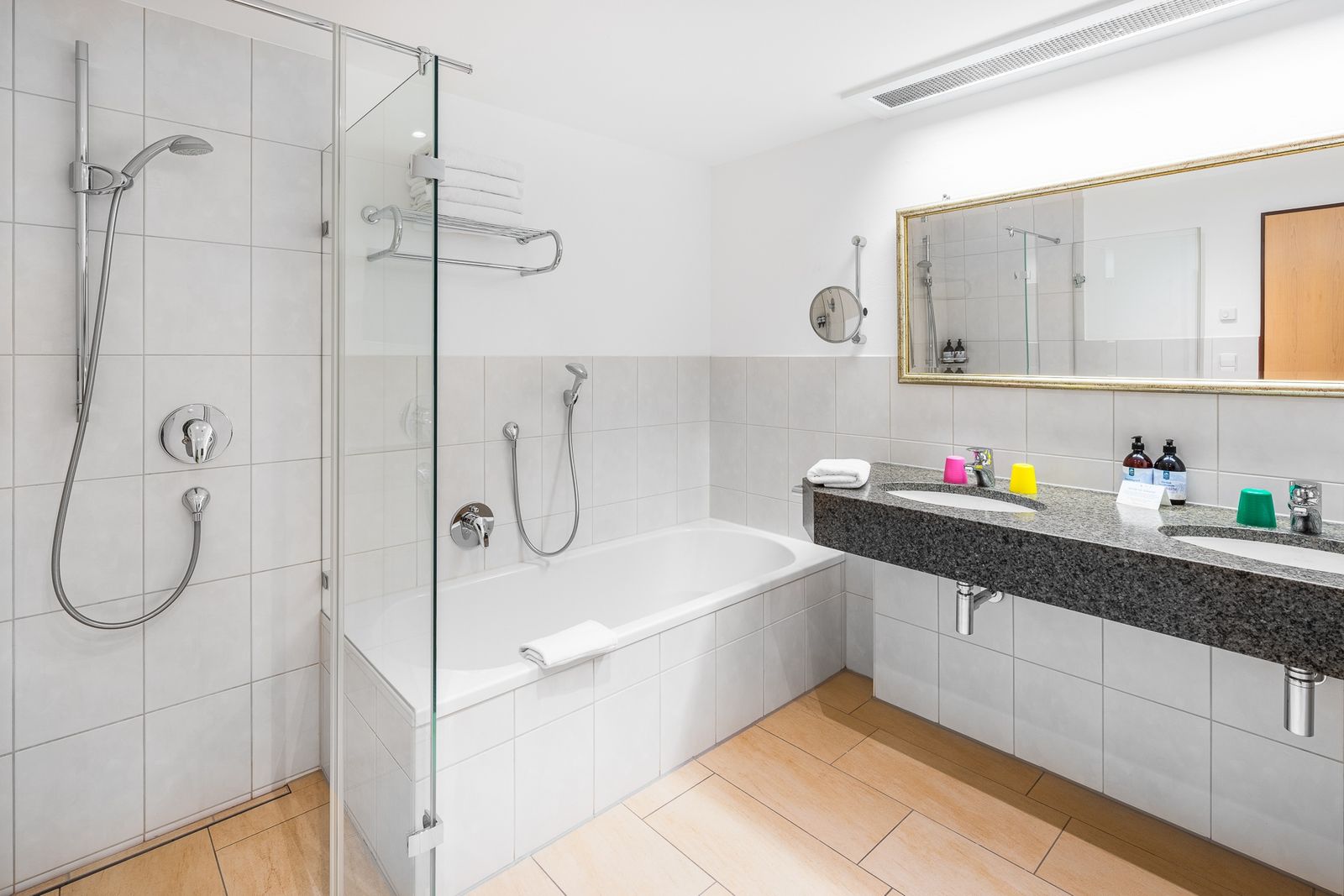 Kinderhotel Allgäuer Berghof – Badezimmer Familiensuite Chalet-Wohnung Edelweiss mit Blick auf die Allgäuer Alpen