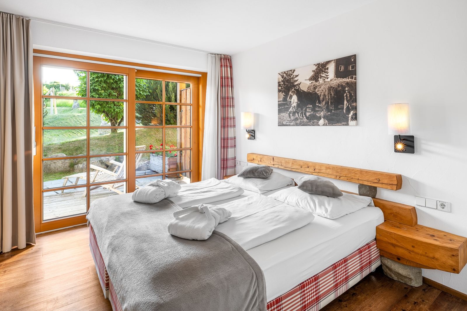 Kinderhotel Allgäuer Berghof – Schlafzimmer Familiensuite Chalet-Wohnung Edelweiss mit Blick auf die Allgäuer Alpen