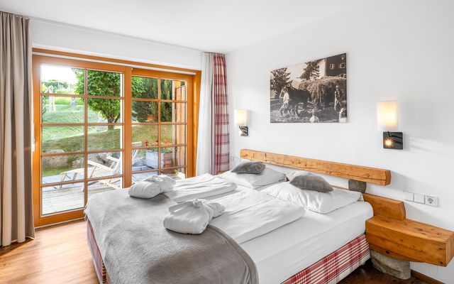 Kinderhotel Allgäuer Berghof – Schlafzimmer im Bauernhof Chalet-Edelweiß mit Balkon auf die Allgäuer Alpen