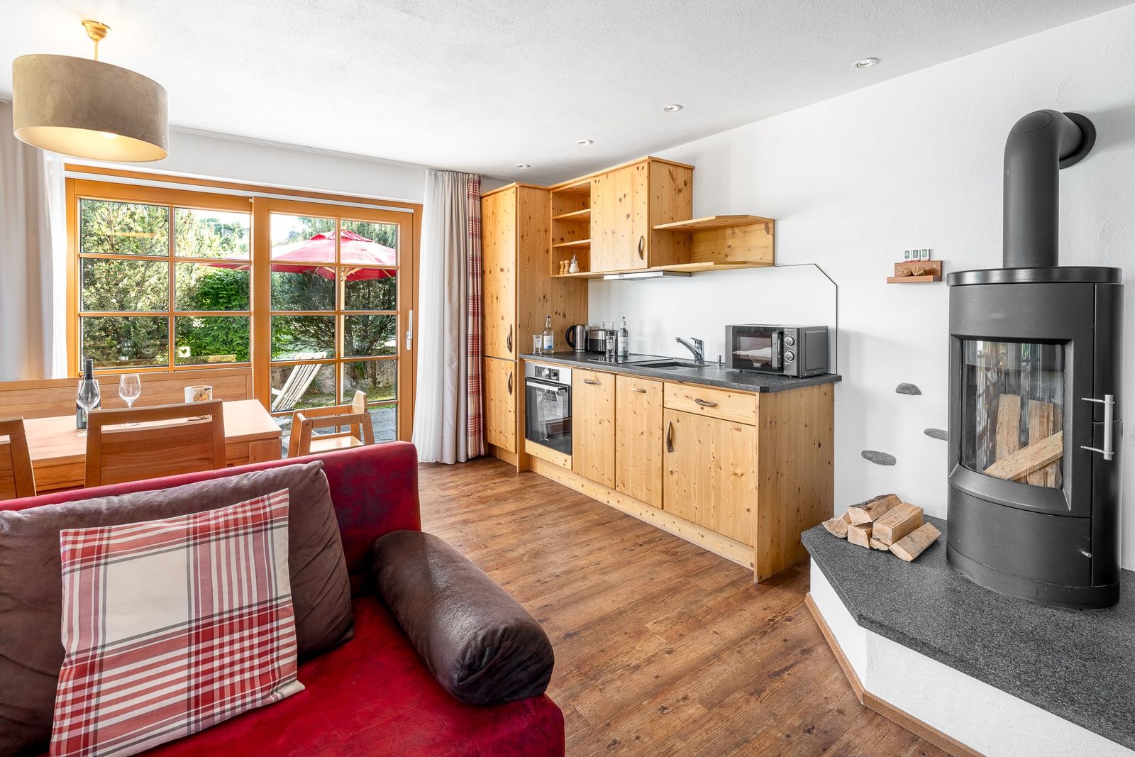 Kinderhotel Allgäuer Berghof – Küche Familiensuite Chalet-Wohnung Edelweiss mit Blick auf die Allgäuer Alpen