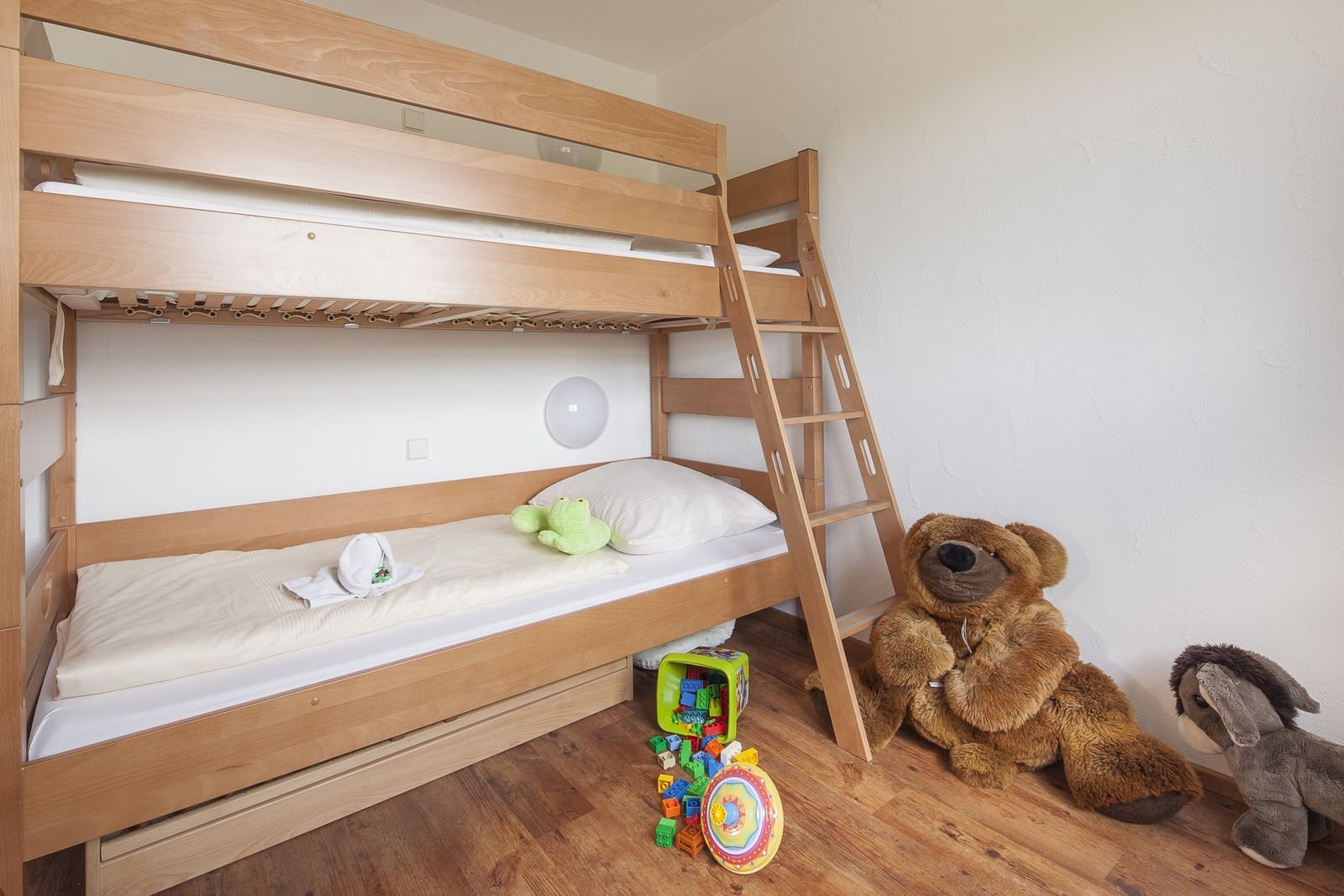 Kinderhotel Allgäuer Berghof – Kinderzimmer Familiensuite Chalet-Wohnung Edelweiss mit Blick auf die Allgäuer Alpen