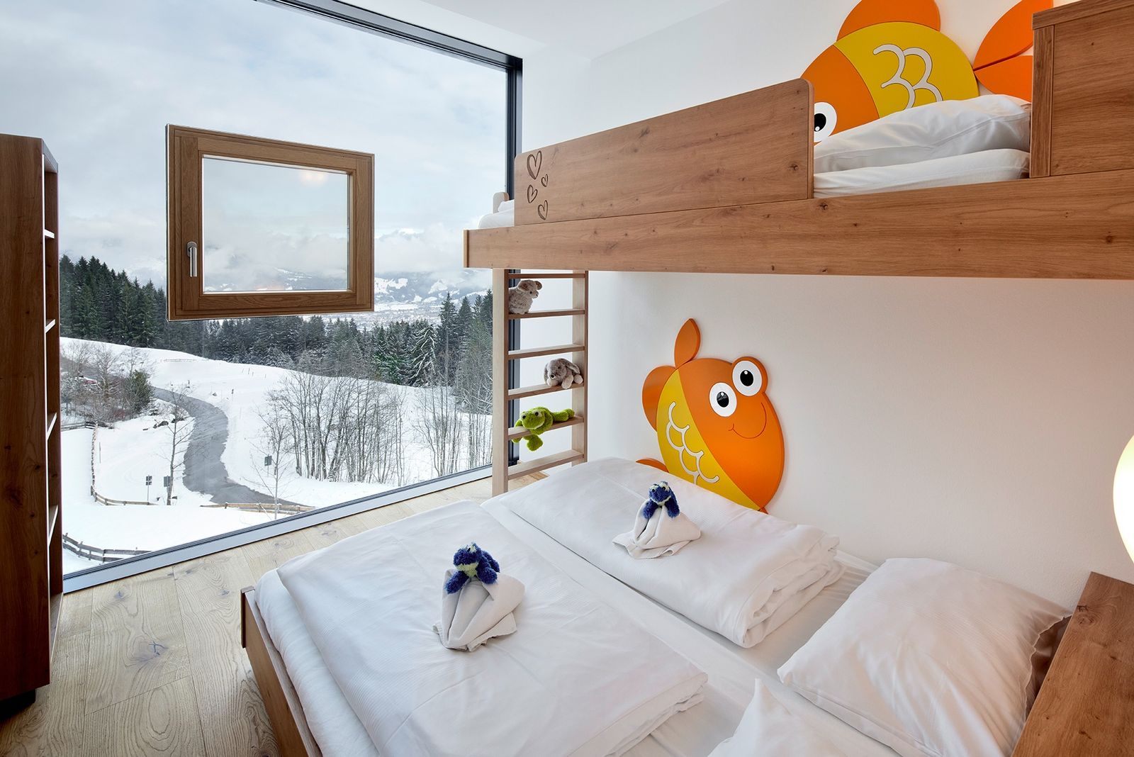 Kinderhotel Allgäuer Berghof – Kinderzimmer Familiensuite Spass-Suite mit Blick auf die Allgäuer Alpen