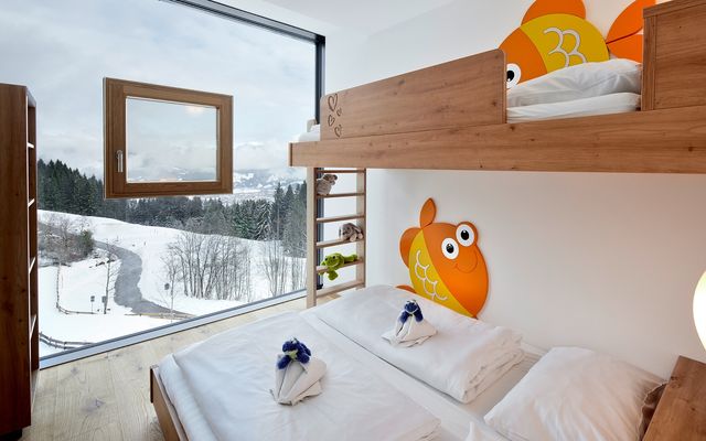 Kinderhotel Allgäuer Berghof – Kinderzimmer der Familiensuite SPAss-Suite mit Blick auf die Allgäuer Alpen