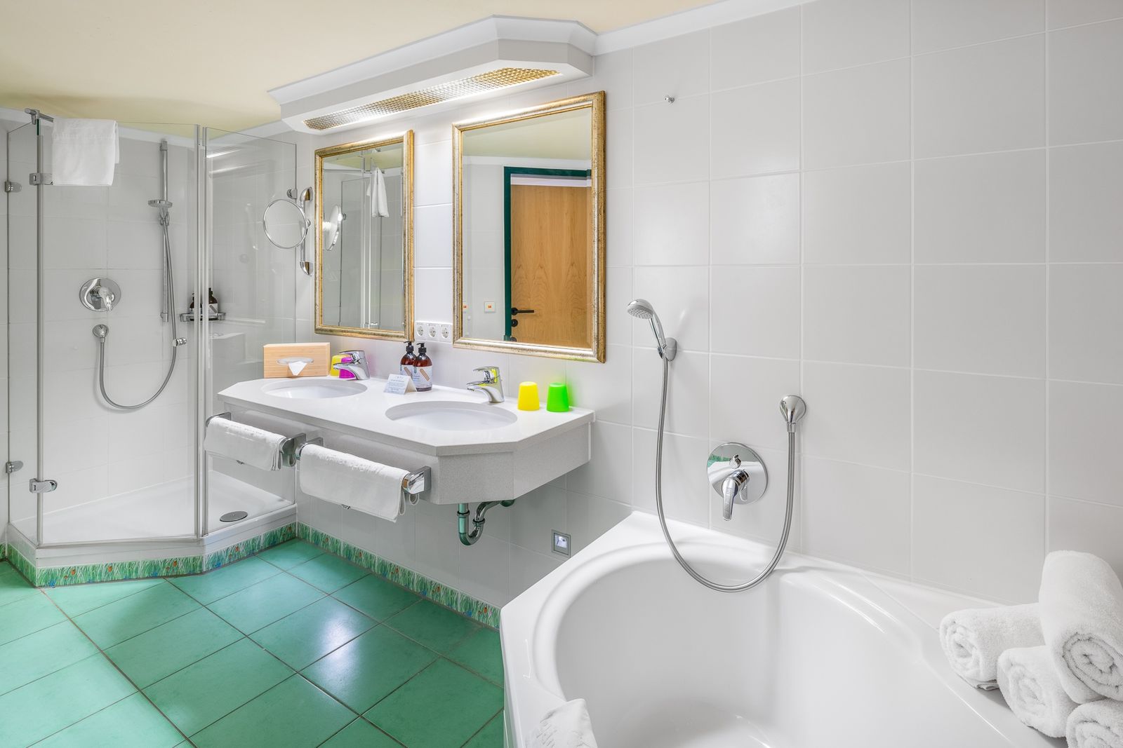 Kinderhotel Allgäuer Berghof – Badezimmer Familiensuite Deckelschneck mit Blick auf die Allgäuer Alpen