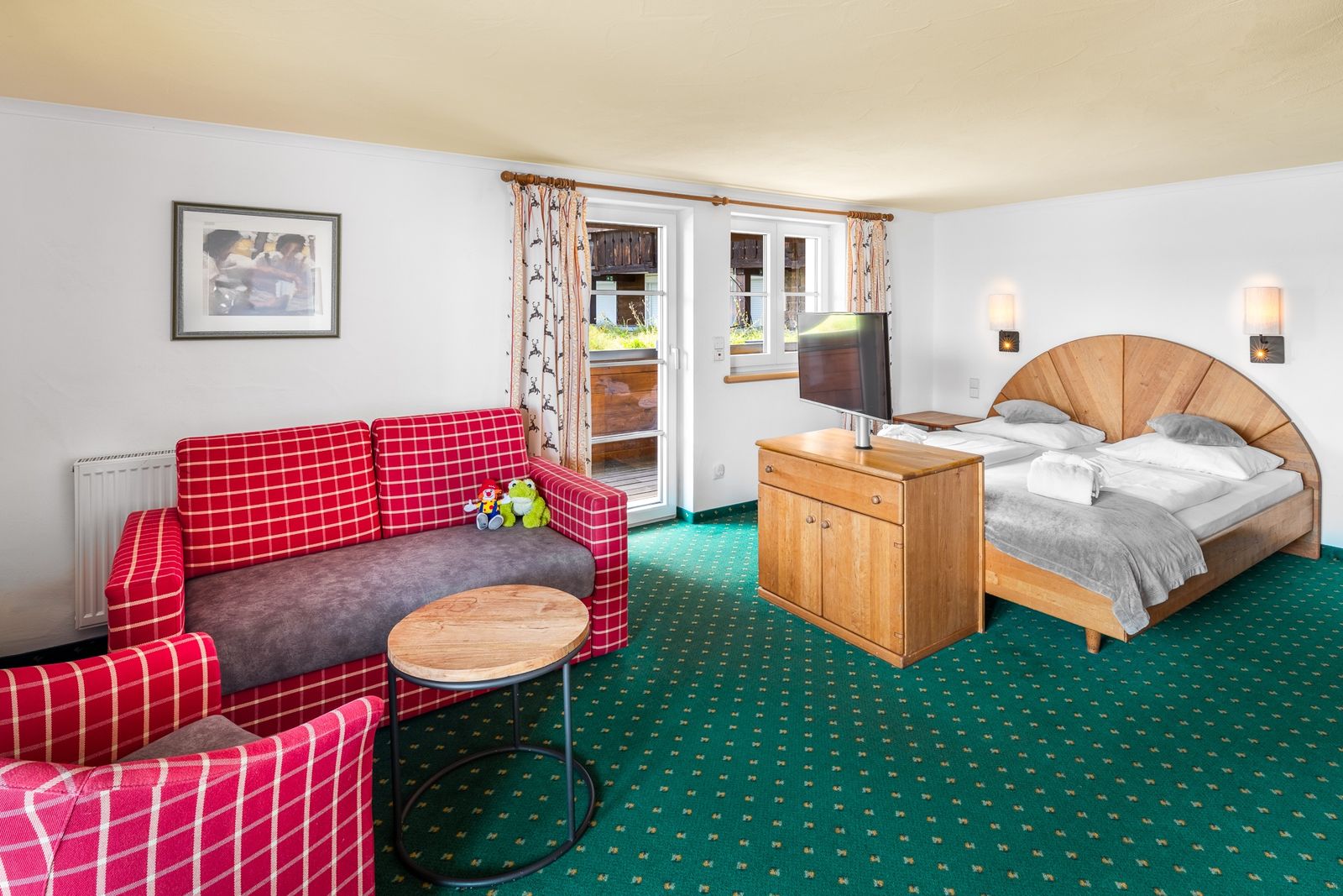 Kinderhotel Allgäuer Berghof – Wohnzimmer Familiensuite Froschkönig mit Blick auf die Allgäuer Alpen